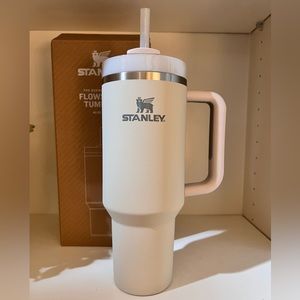 🎉LAST CHANCE🎉Stanley 40oz Quencher Flowstate Tumbler Soft Matte Dune‎